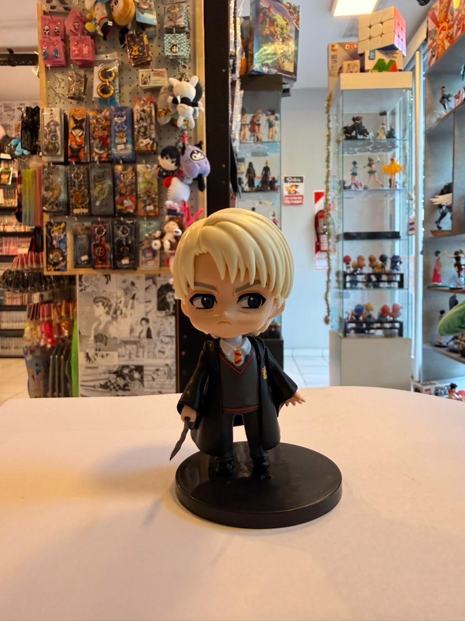 FIGURA CHIBI DE DRACO MALFOY CON SU VARITA
