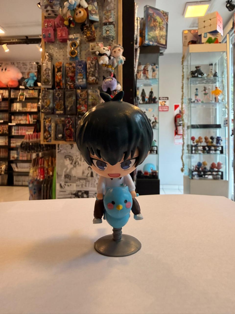FIGURA CHIBI DE YOICHI ISAGI MONTADO EN PAJARO AZUL