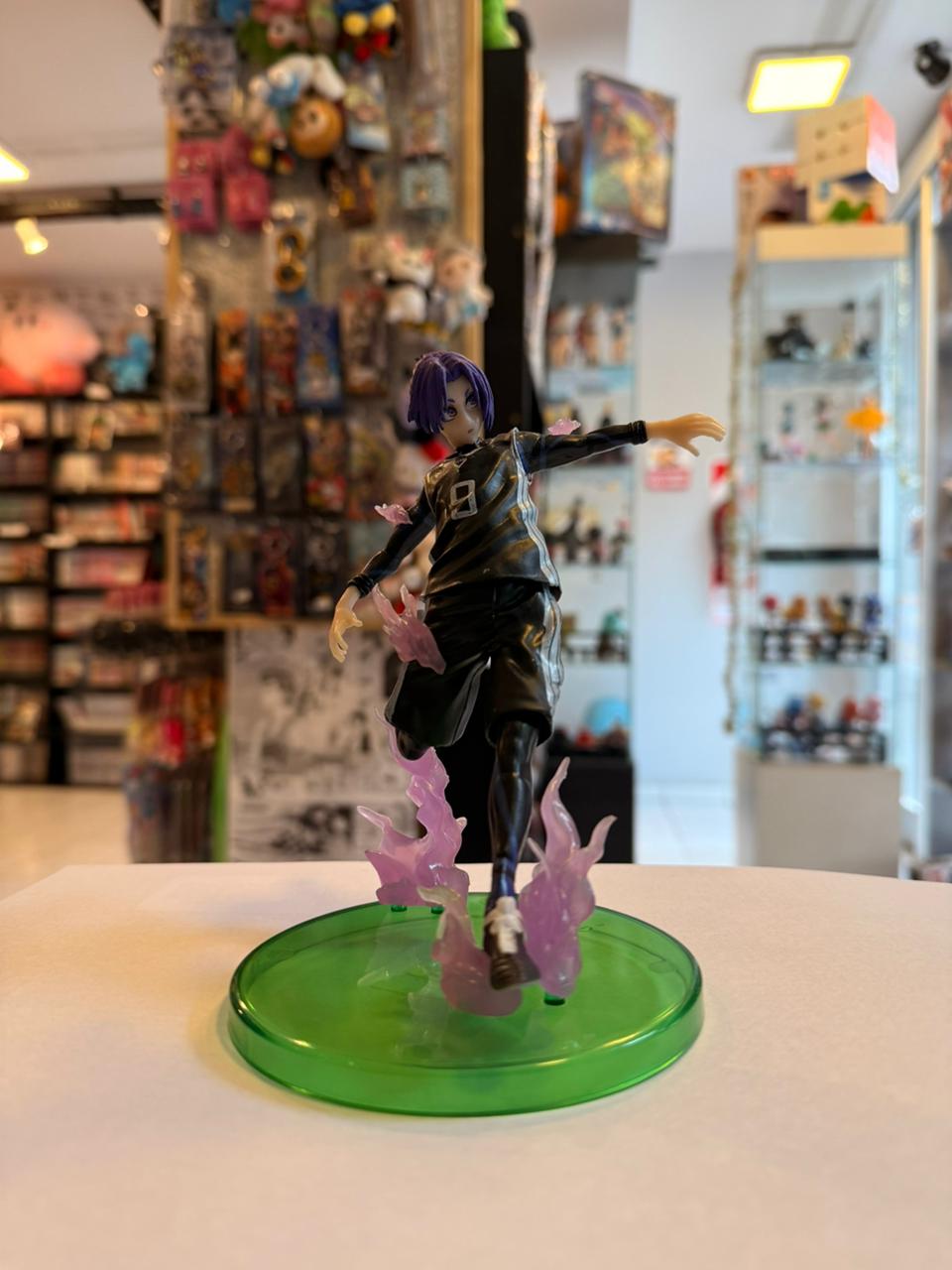 FIGURA DE REO MIKAGE EN POSE DINAMICA