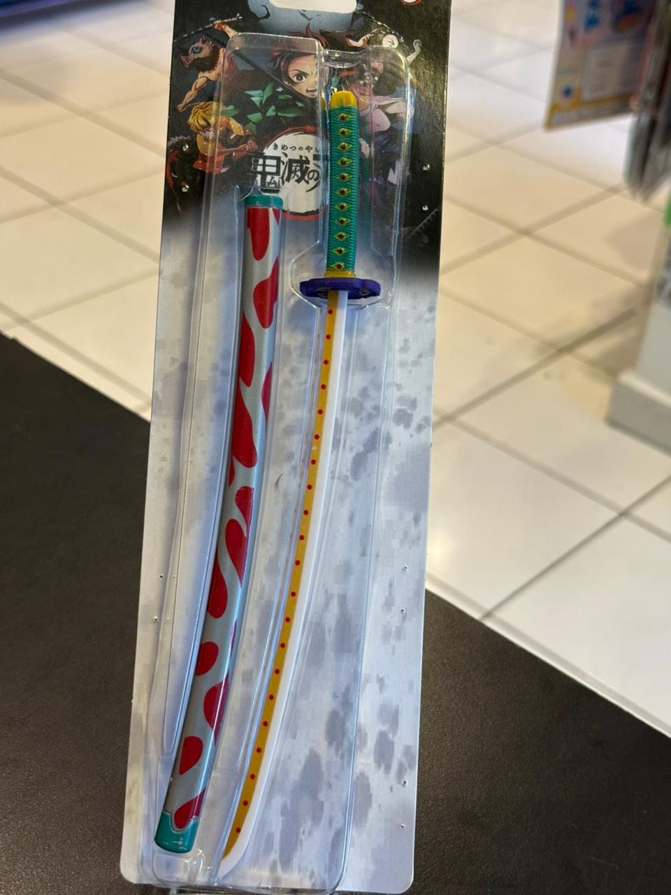 KATANA DE PLASTICO KIMETSU NO YAIBA - TAMAÑO CHICO