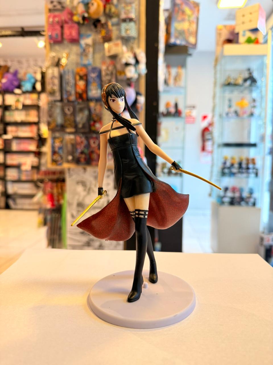 FIGURA DE YOR FORGER CON ARMAS