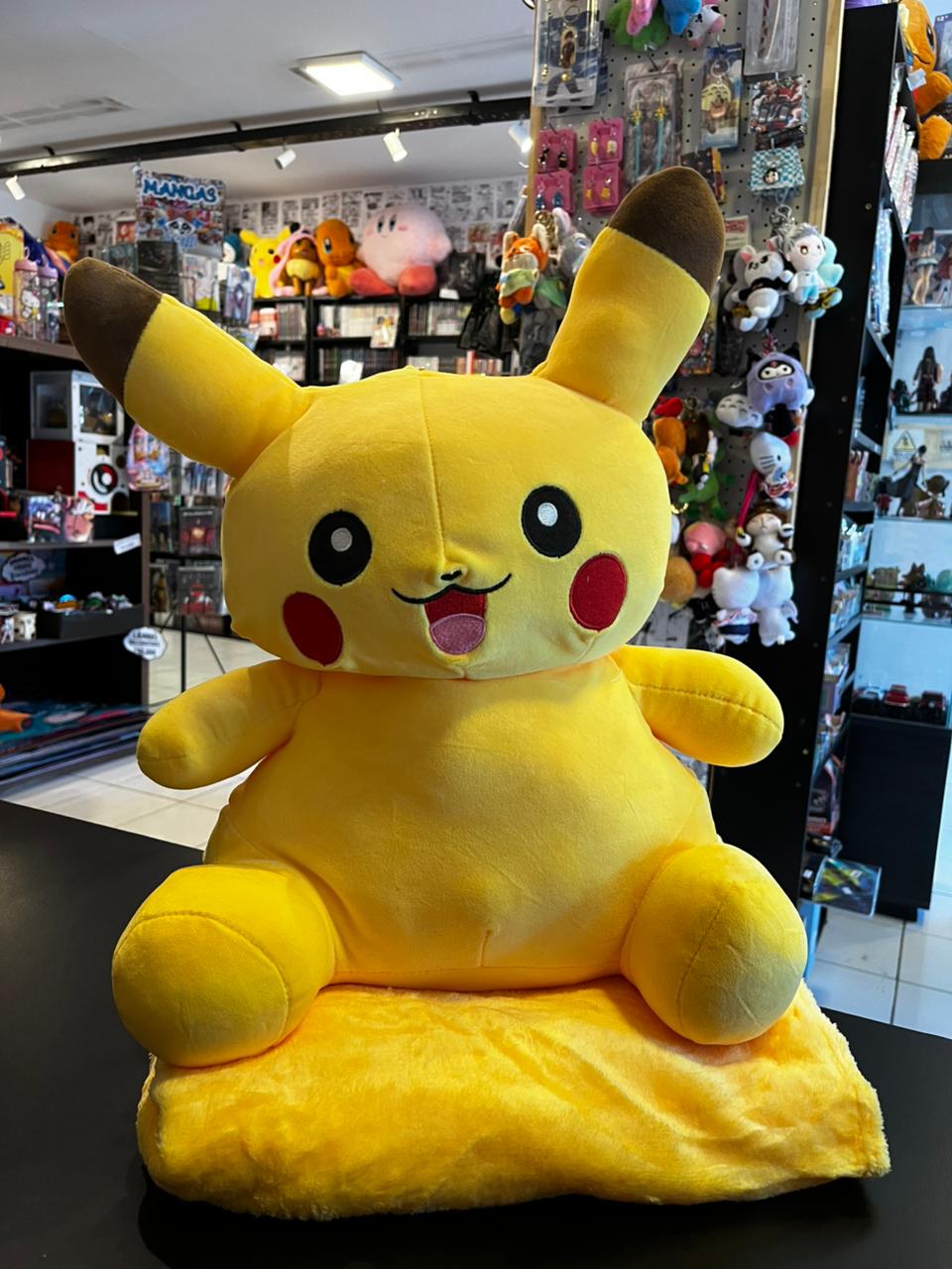 PELUCHE PIKACHU CON MANTA
