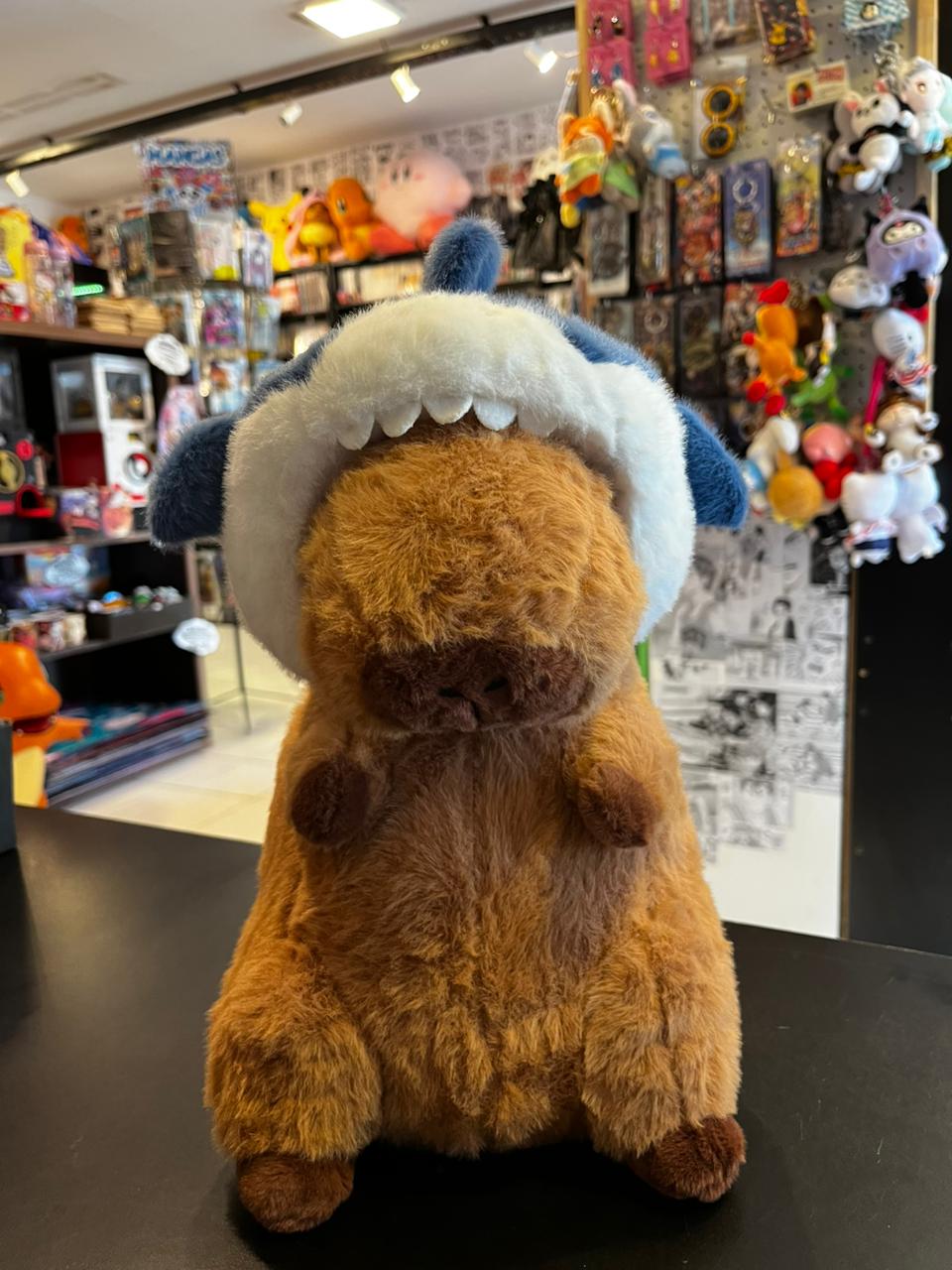 PELUCHE CAPIBARA CON SOMBRERO DE TIBURON