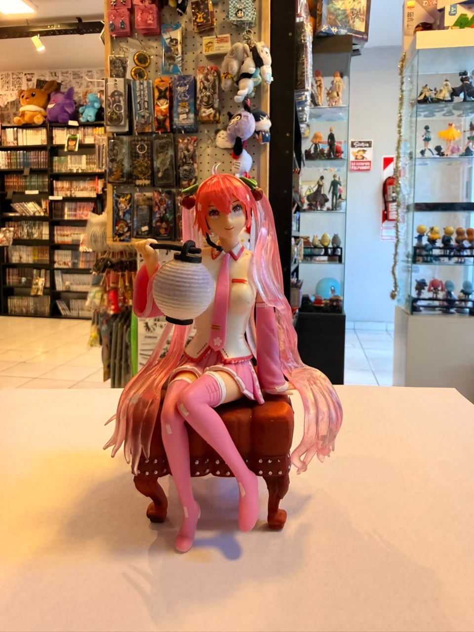 FIGURA DE MIKU SENTADA VERSION LITTLE CHERRY