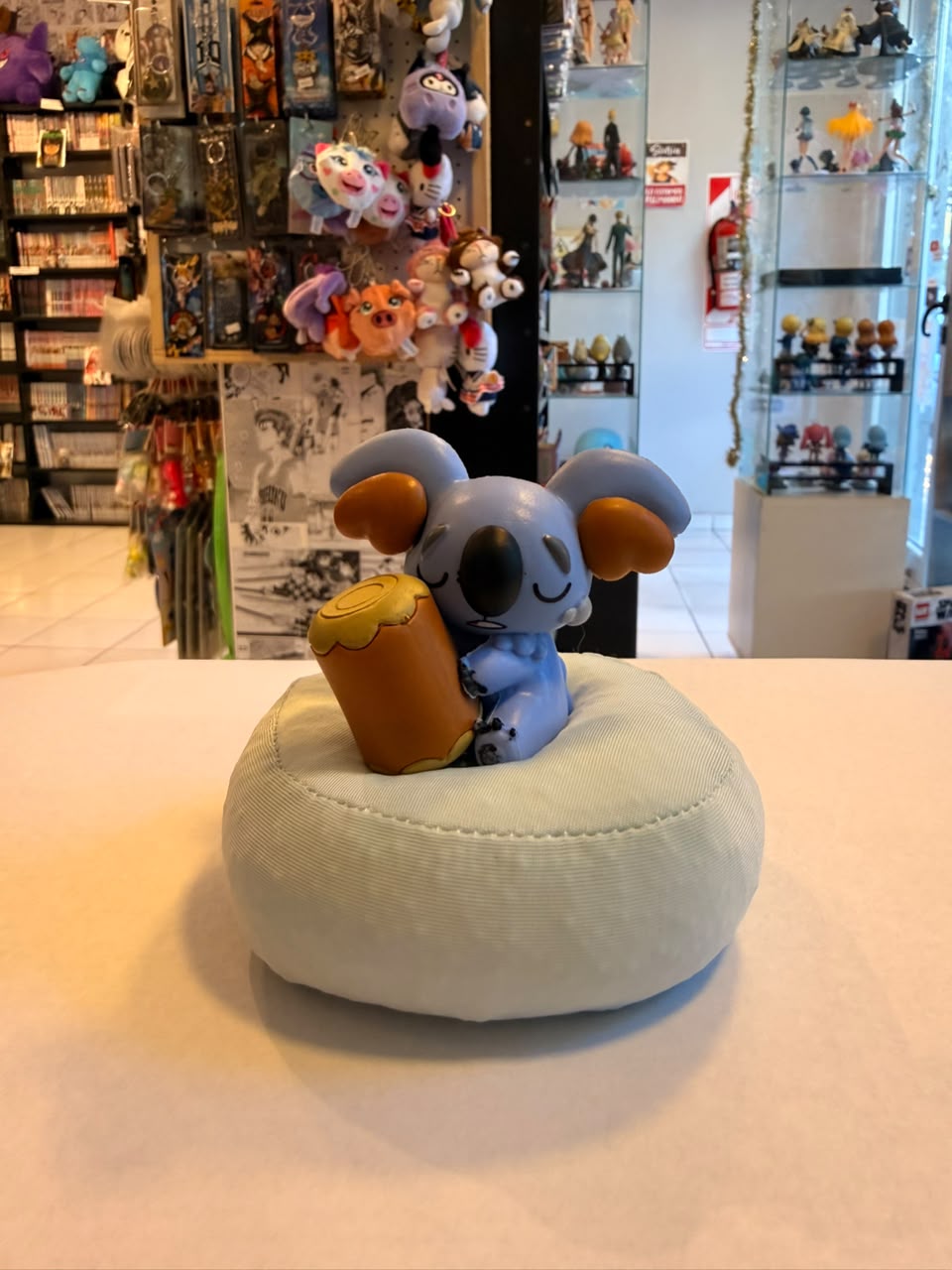 FIGURA GASHAPON DE KOMALA DURMIENDO SOBRE COJIN CELESTE