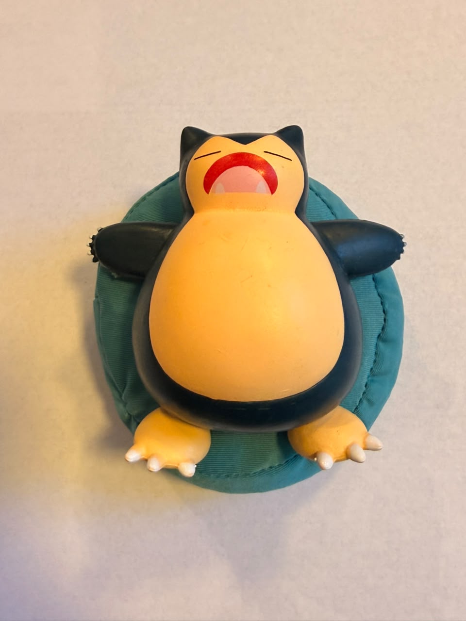 FIGURA GASHAPON DE SNORLAX DURMIENDO SOBRE COJIN AZUL