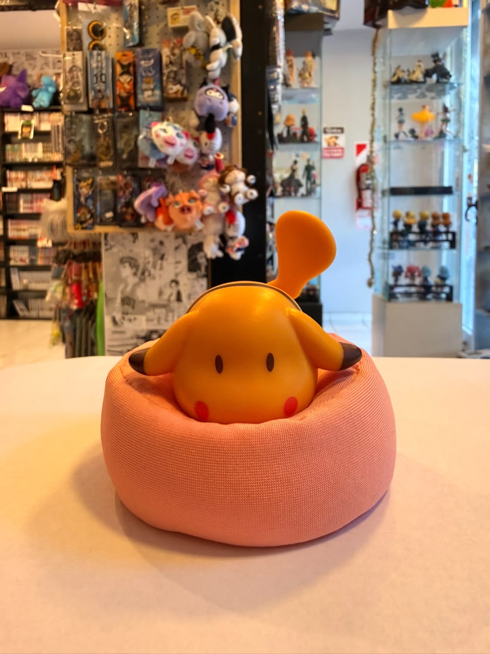 FIGURA GASHAPON DE PIKACHU OJOS ABIERTOS DURMIENDO SOBRE COJIN ROSA