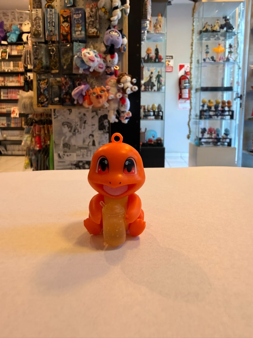 FIGURA GASHAPON DE CHARMANDER SOSTENIENDO BEBIDA