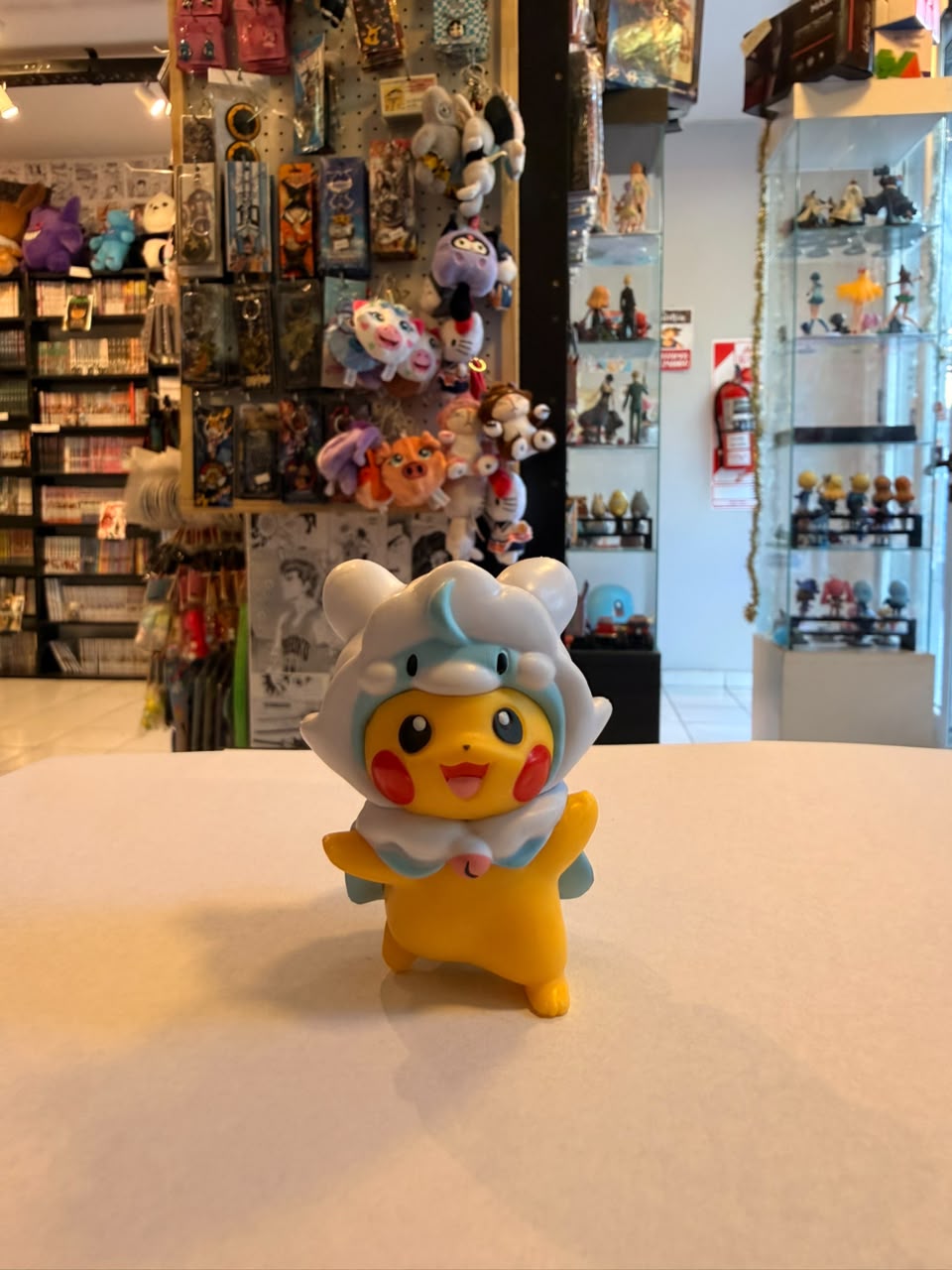 FIGURA CHIBI DE PIKACHU VESTIDO CON PONCHO DE MEGA ALTARIA