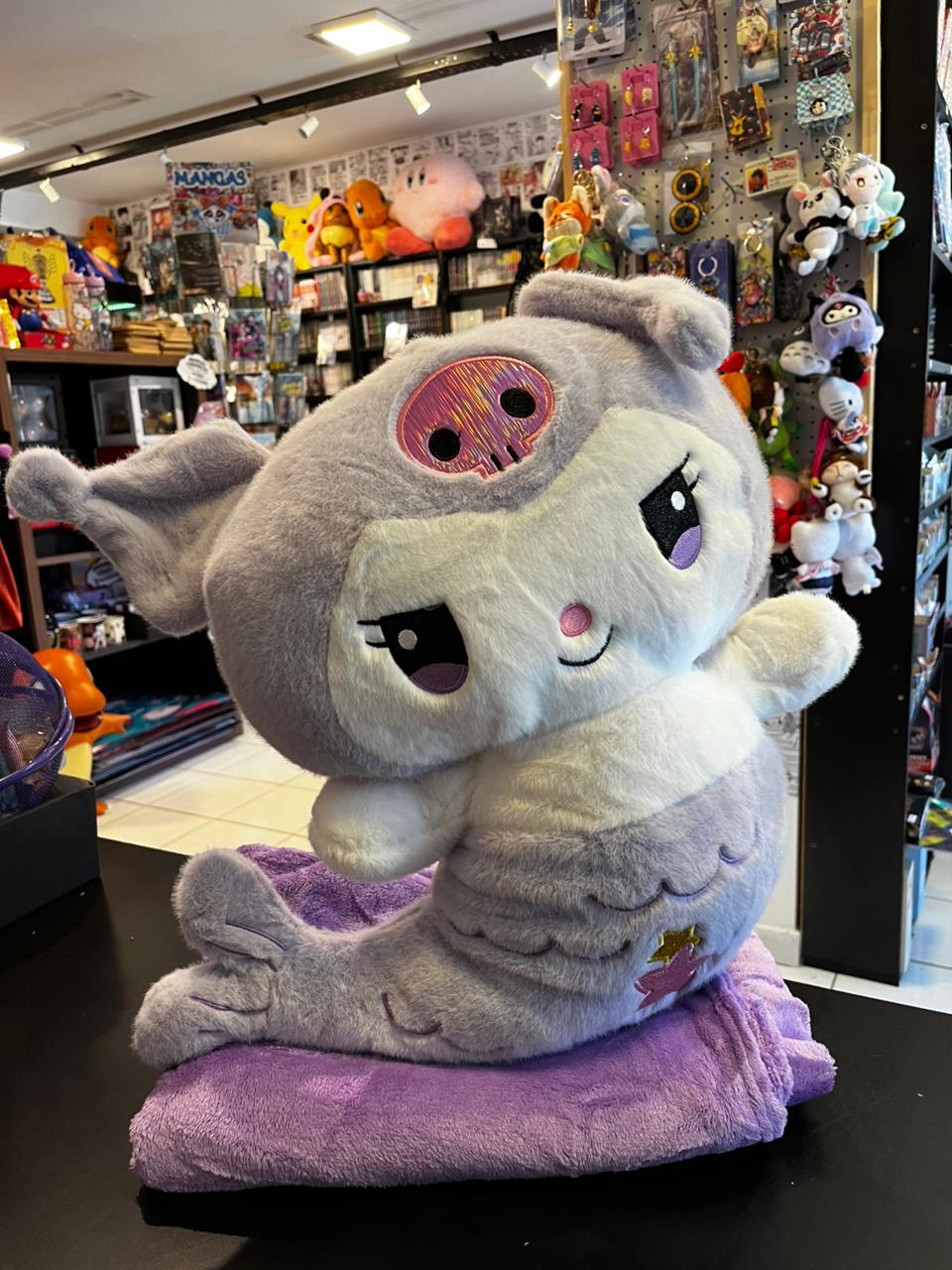PELUCHE KUROMI CON MANTA
