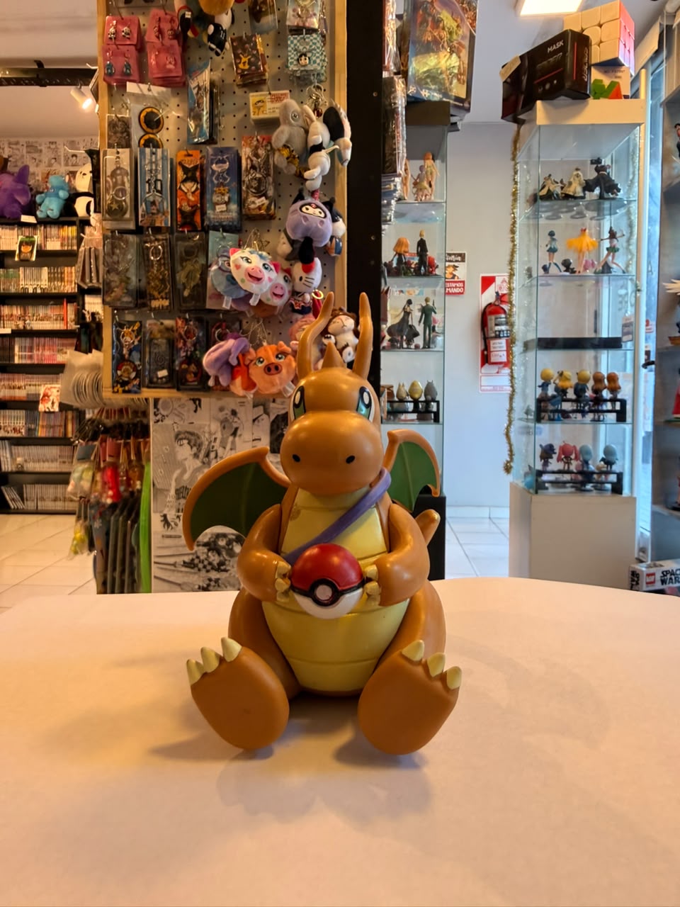 FIGURA DE DRAGONITE SOSTENIENDO UNA POKEBOLA