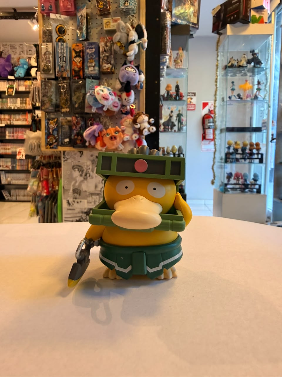 FIGURA CHIBI DE PSYDUCK CON ARMADURA