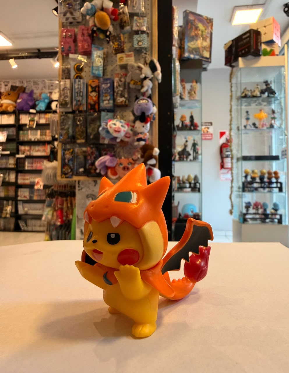 FIGURA CHIBI DE PIKACHU DISFRAZADO DE CHARIZARD Y foto 2
