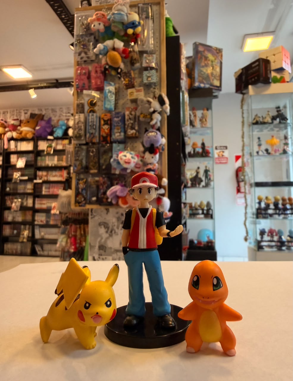FIGURA GASHAPON DE ASH CON PIKACHU Y CHARMANDER