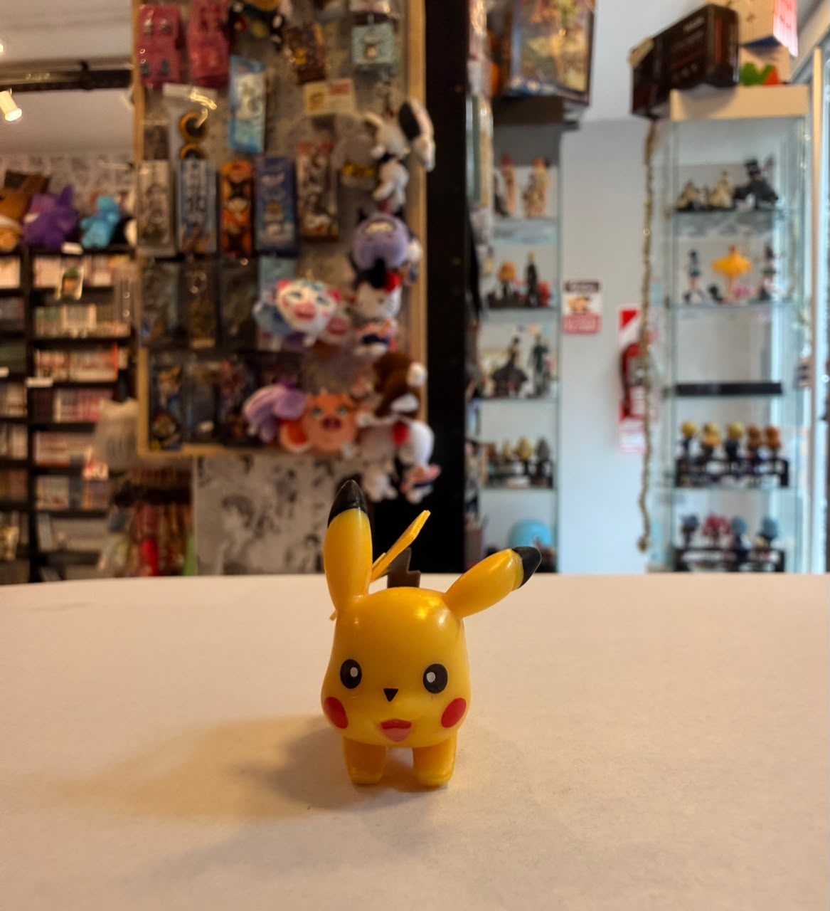 FIGURA GASHAPON DE PIKACHU CORRIENDO