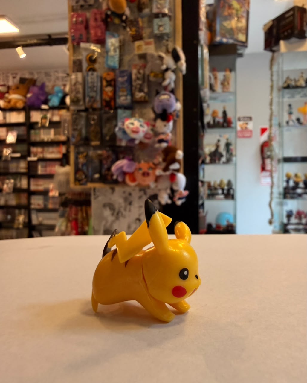 FIGURA GASHAPON DE PIKACHU CORRIENDO foto 2
