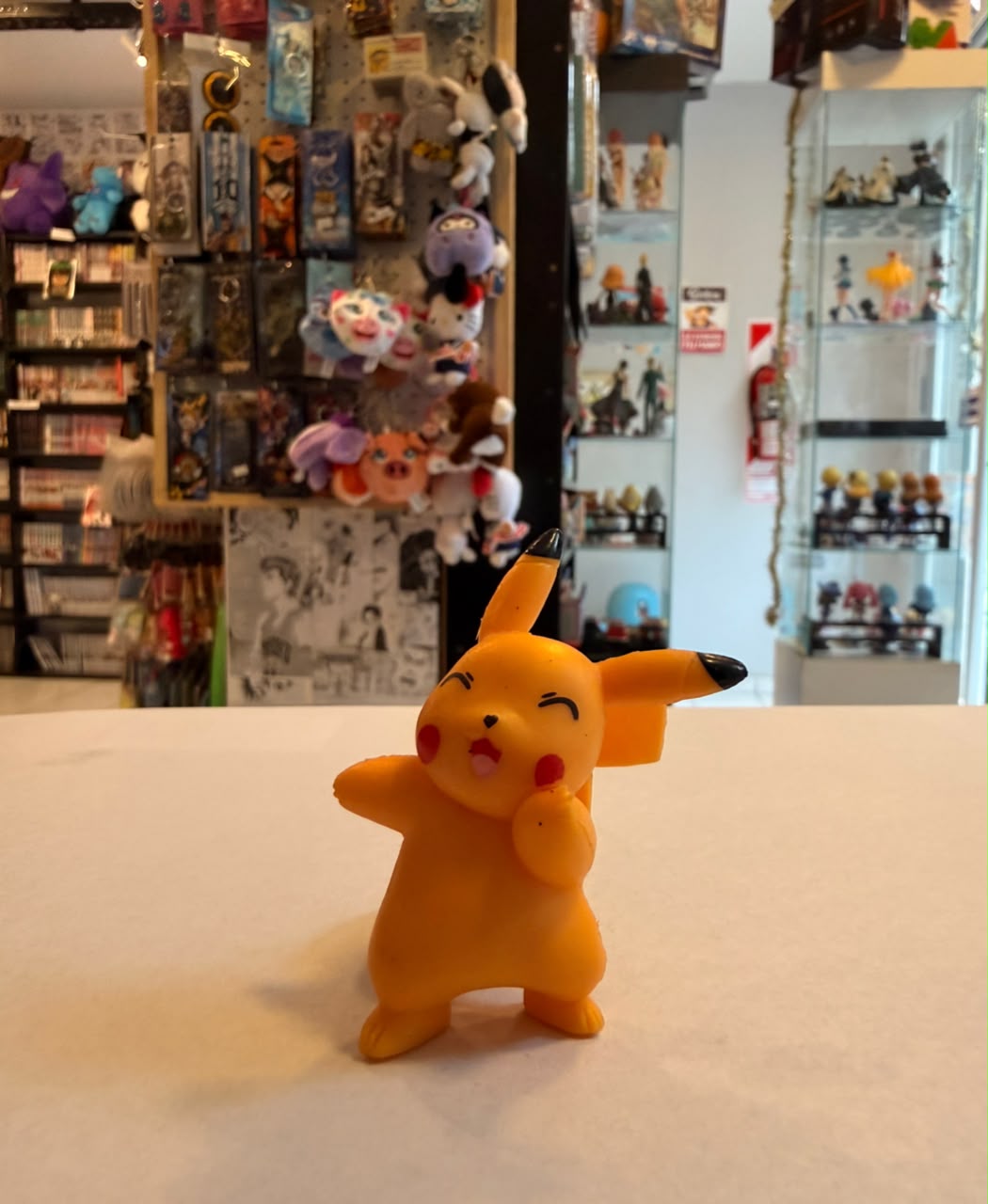 FIGURA GASHAPON DE PIKACHU EN POSE DIVERTIDA