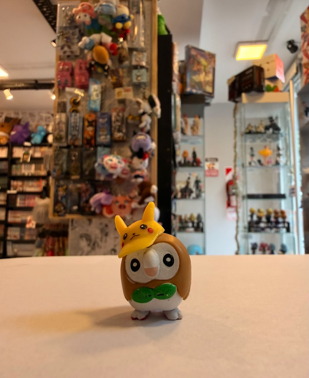 FIGURA GASHAPON DE ROWLET USANDO GORRA DE PIKACHU