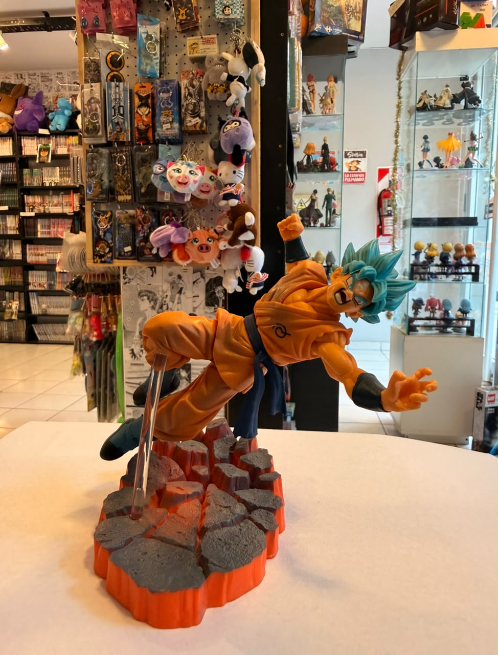 FIGURA DE GOKU EN FORMA SUPER SAIYAN BLUE POSE DE BATALLA EN BASE DE ROCA