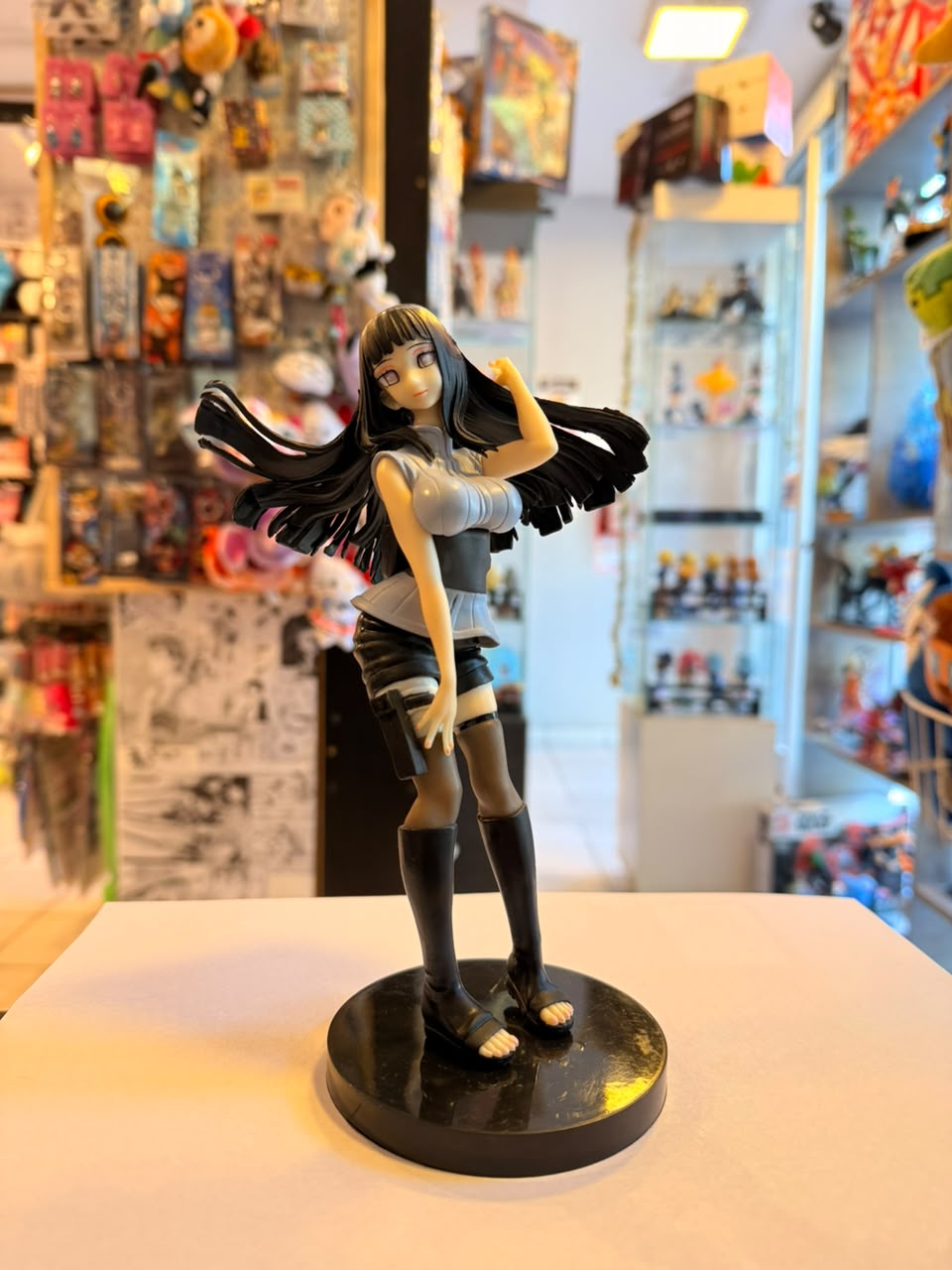 FIGURA DE HINATA CON POSE ELEGANTE