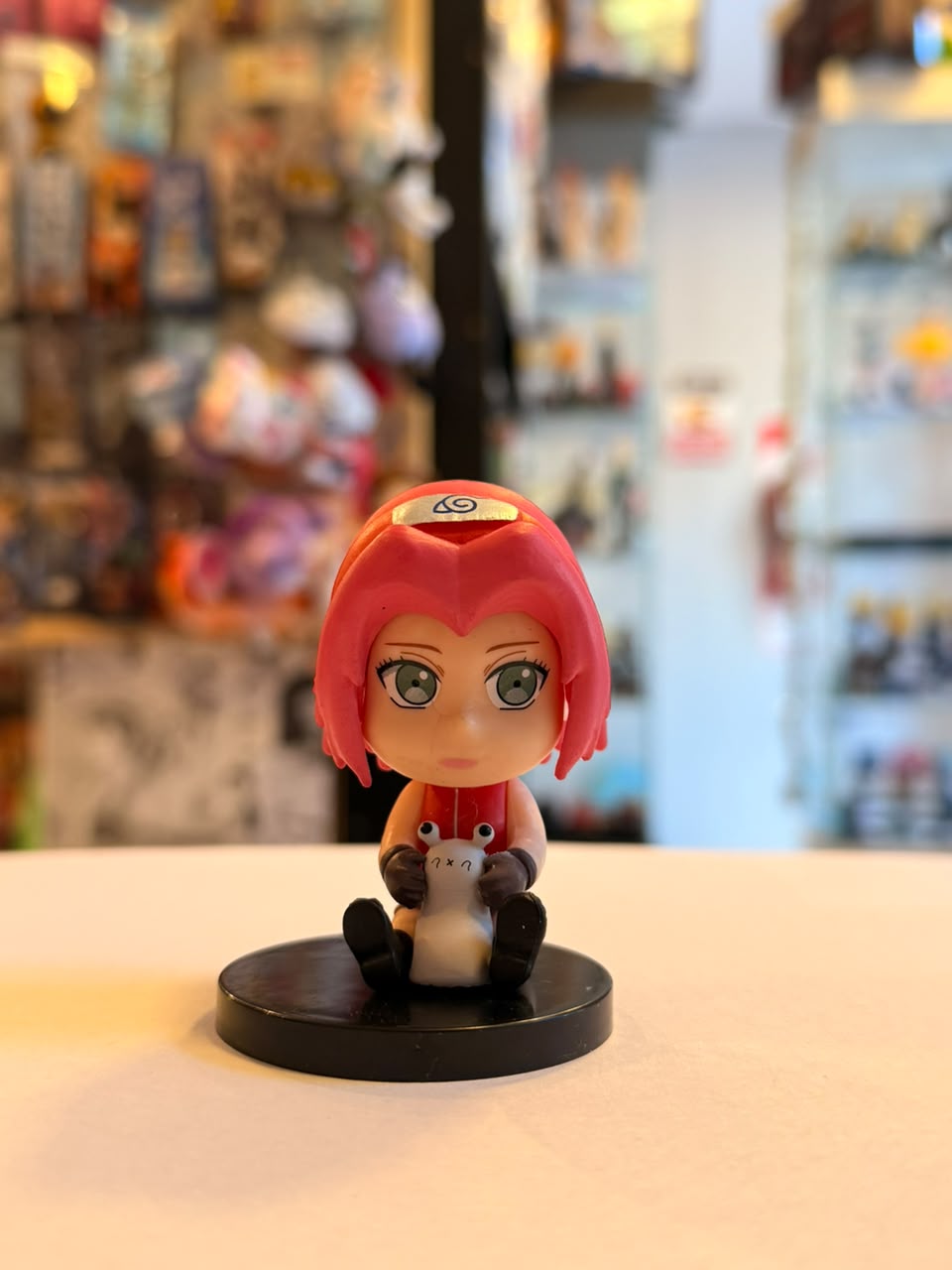 FIGURA GASHAPON DE SAKURA SENTADO JUNTO A BABOSA KATSUYU