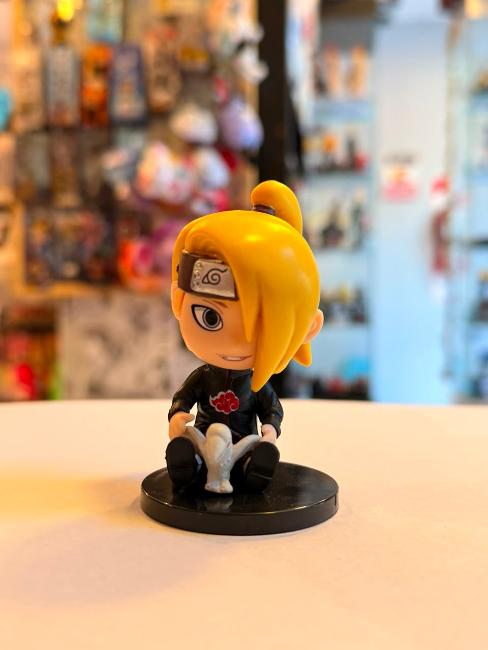 FIGURA GASHAPON DE DEIDARA SENTADO JUNTO AL AVE DE ARCILLA