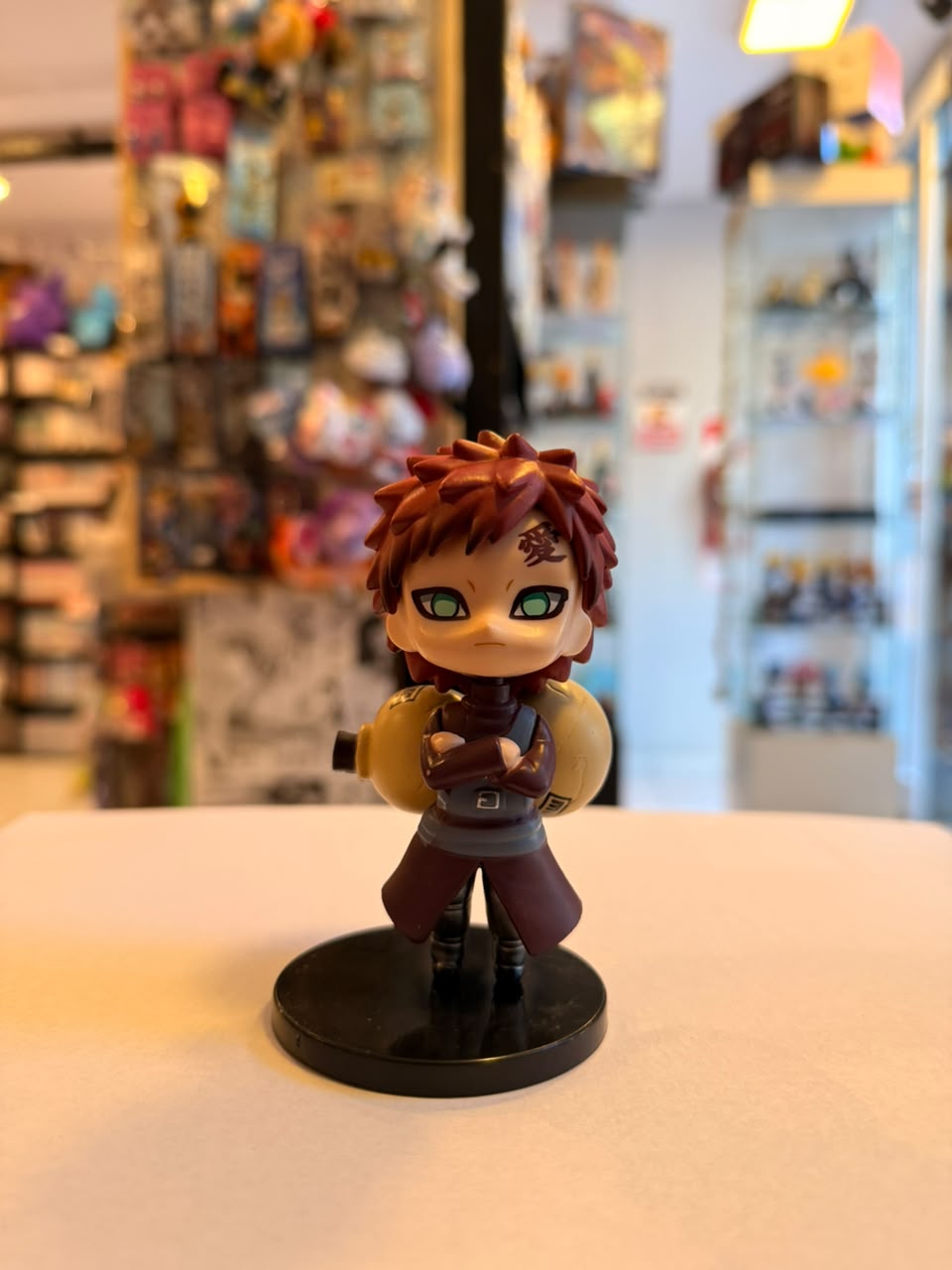 FIGURA CHIBI DE GAARA CON BRAZOS CRUZADOS