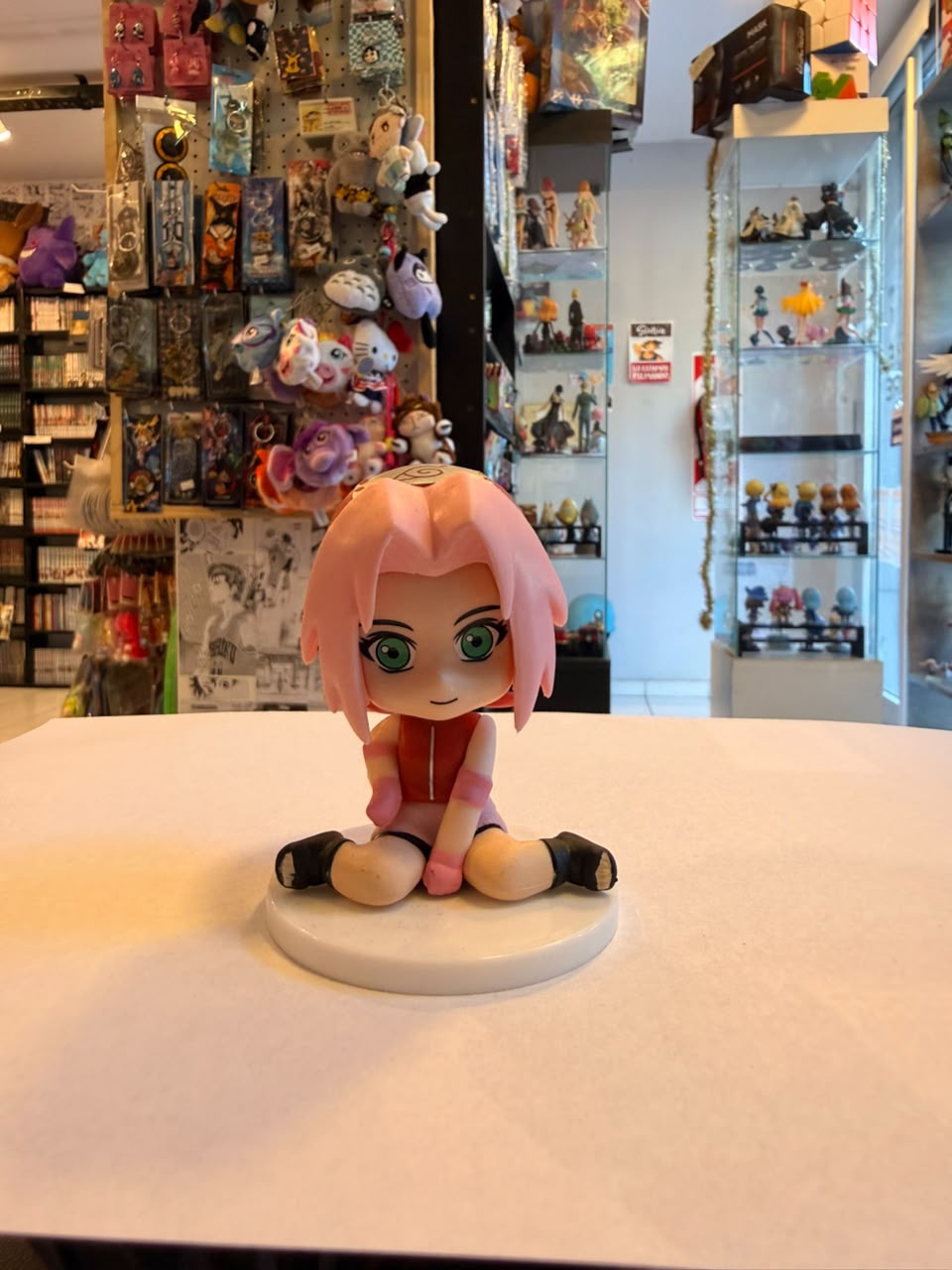 FIGURA GASHAPON DE SAKURA SENTADA