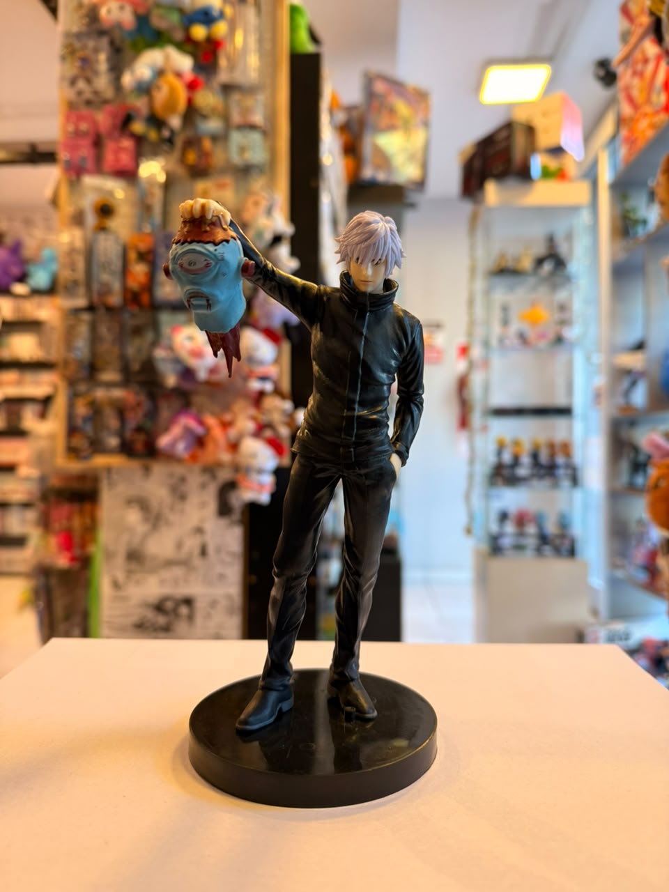 FIGURA DE GOJO SOSTENIENDO CABEZA DE MALDICION
