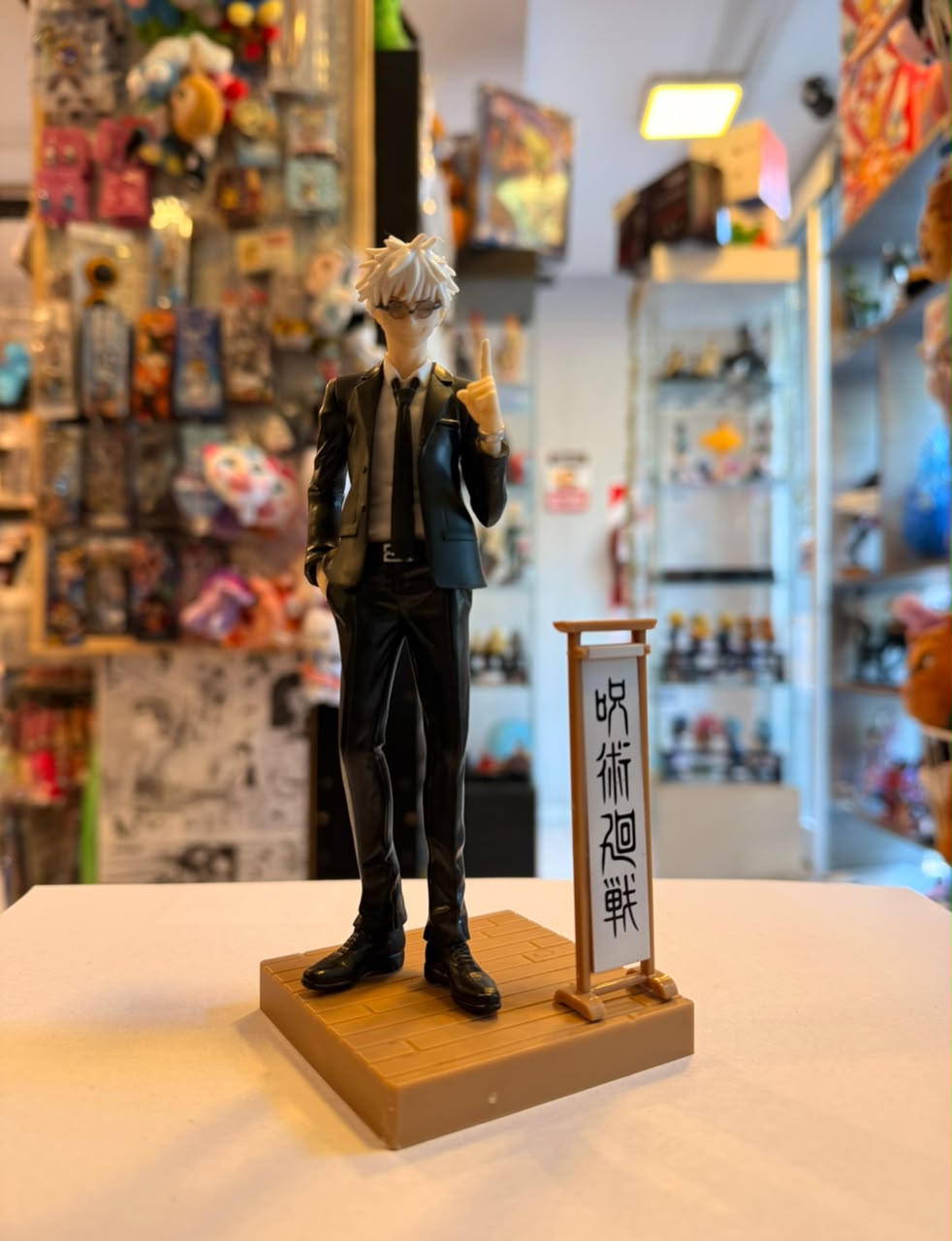 FIGURA DE GOJO CON TRAJE FORMAL