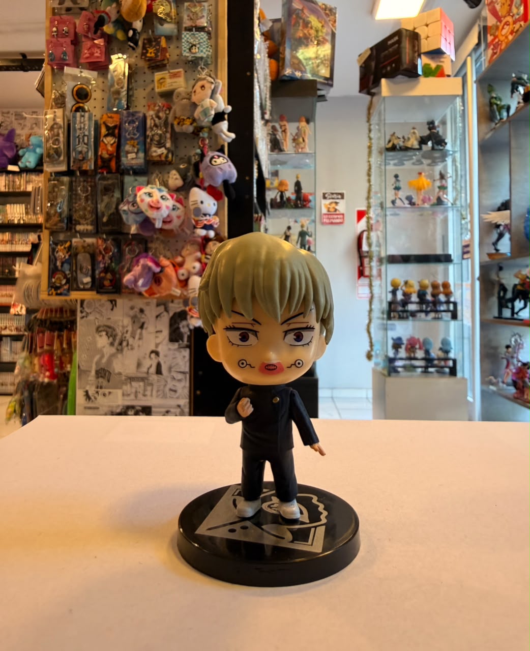 FIGURA CHIBI DE TOGE CON MARCAS DEL DISCURSO MALDITO