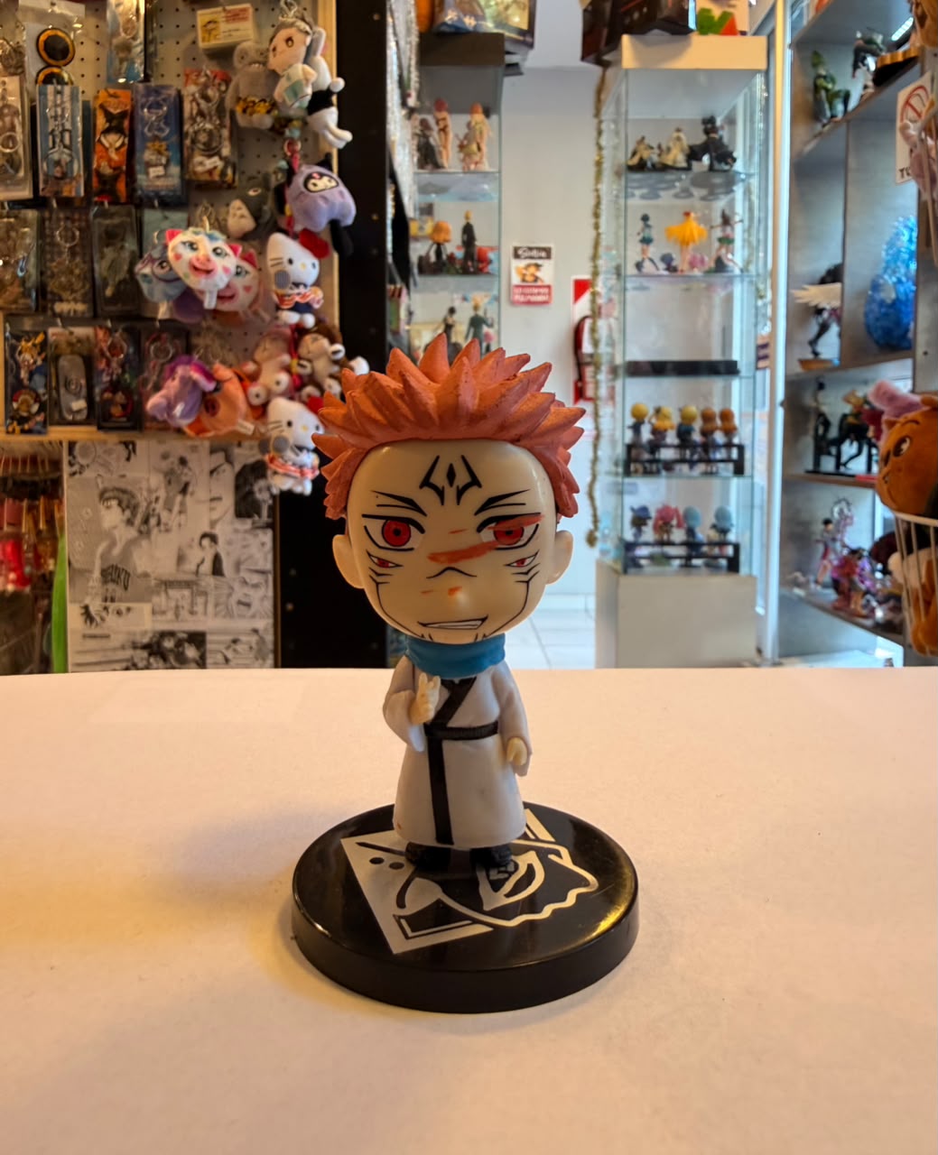 FIGURA CHIBI DE RYOMEN CON MARCAS OSCURAS EN EL ROSTRO