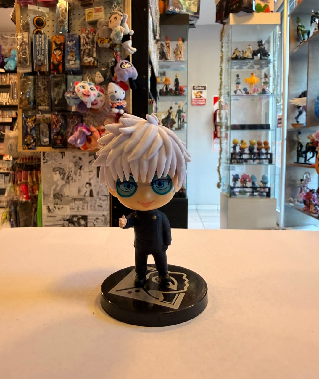 FIGURA CHIBI DE GOJO SIN VENDA Y LEVANTANDO LA MANO