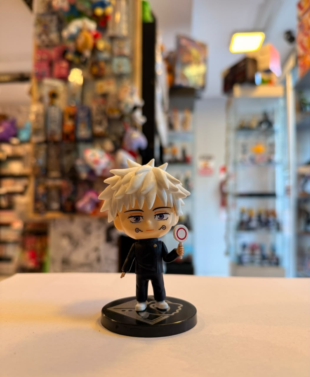 FIGURA CHIBI DE GOJO SOSTENIENDO CARTEL