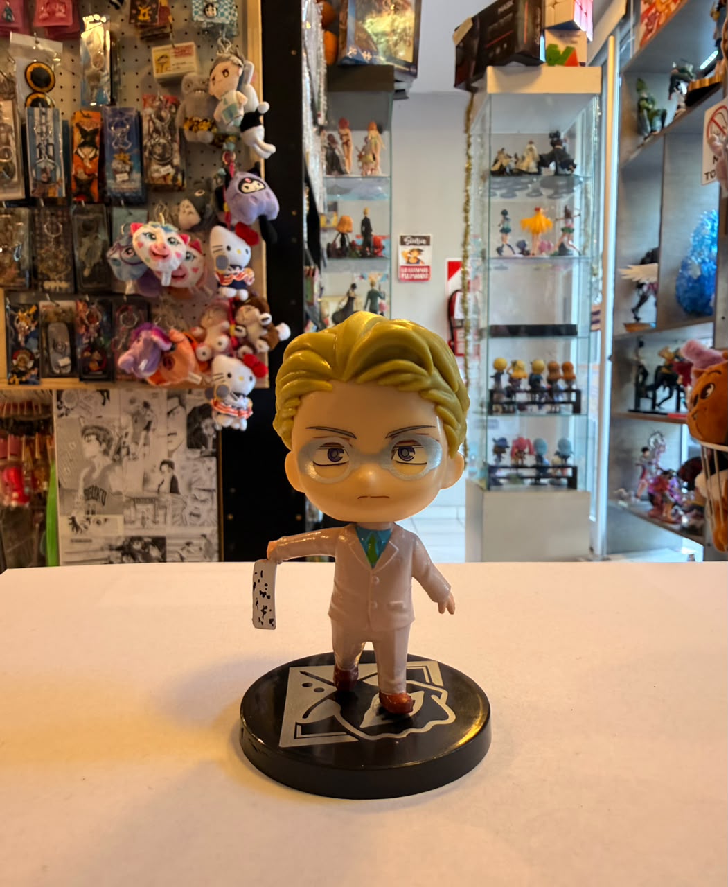 FIGURA CHIBI DE KENTO SOSTENIENDO ARMA ENVUELTA