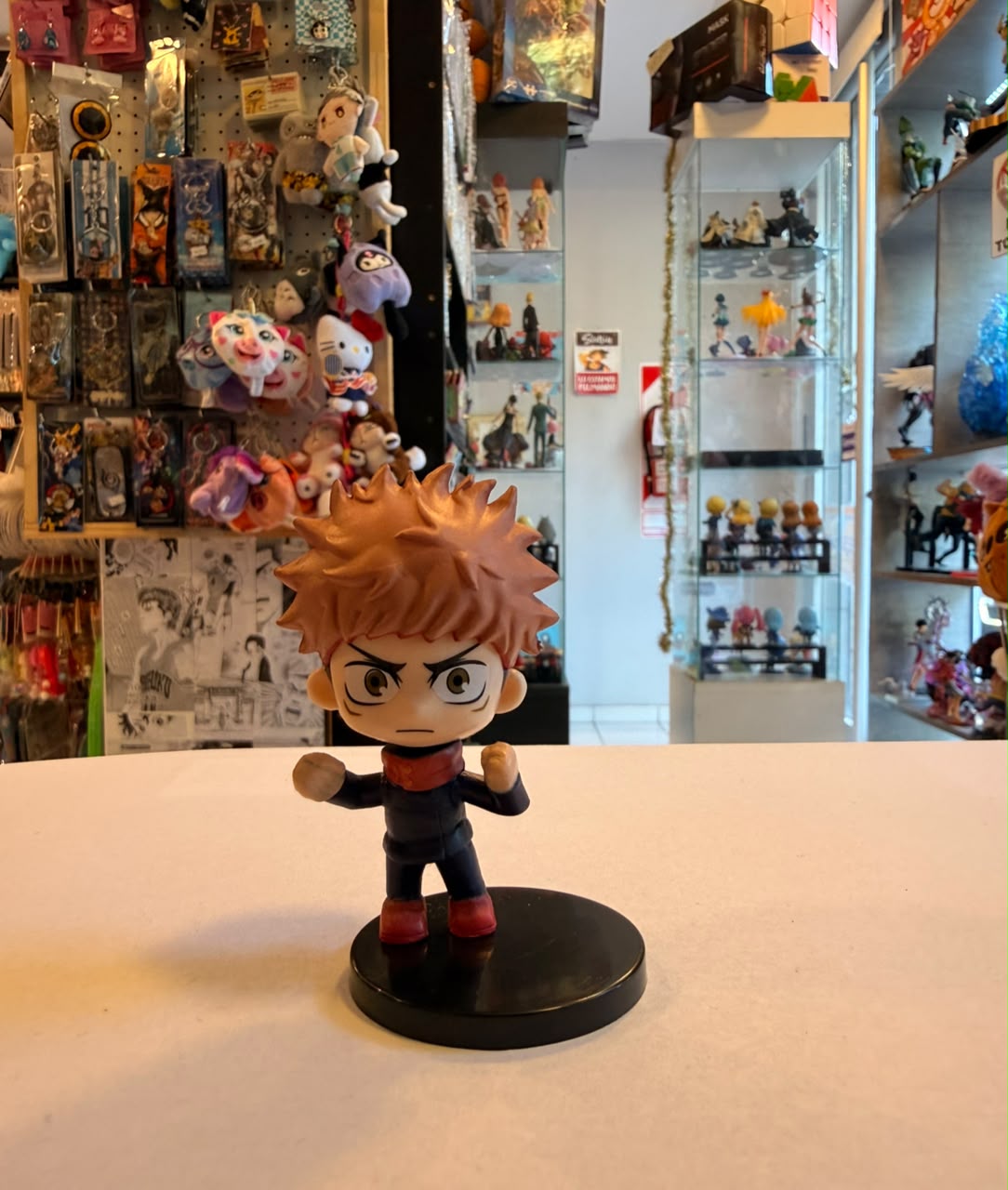 FIGURA GASHAPON DE ITADORI MOSTRANDO LOS PUÑOS