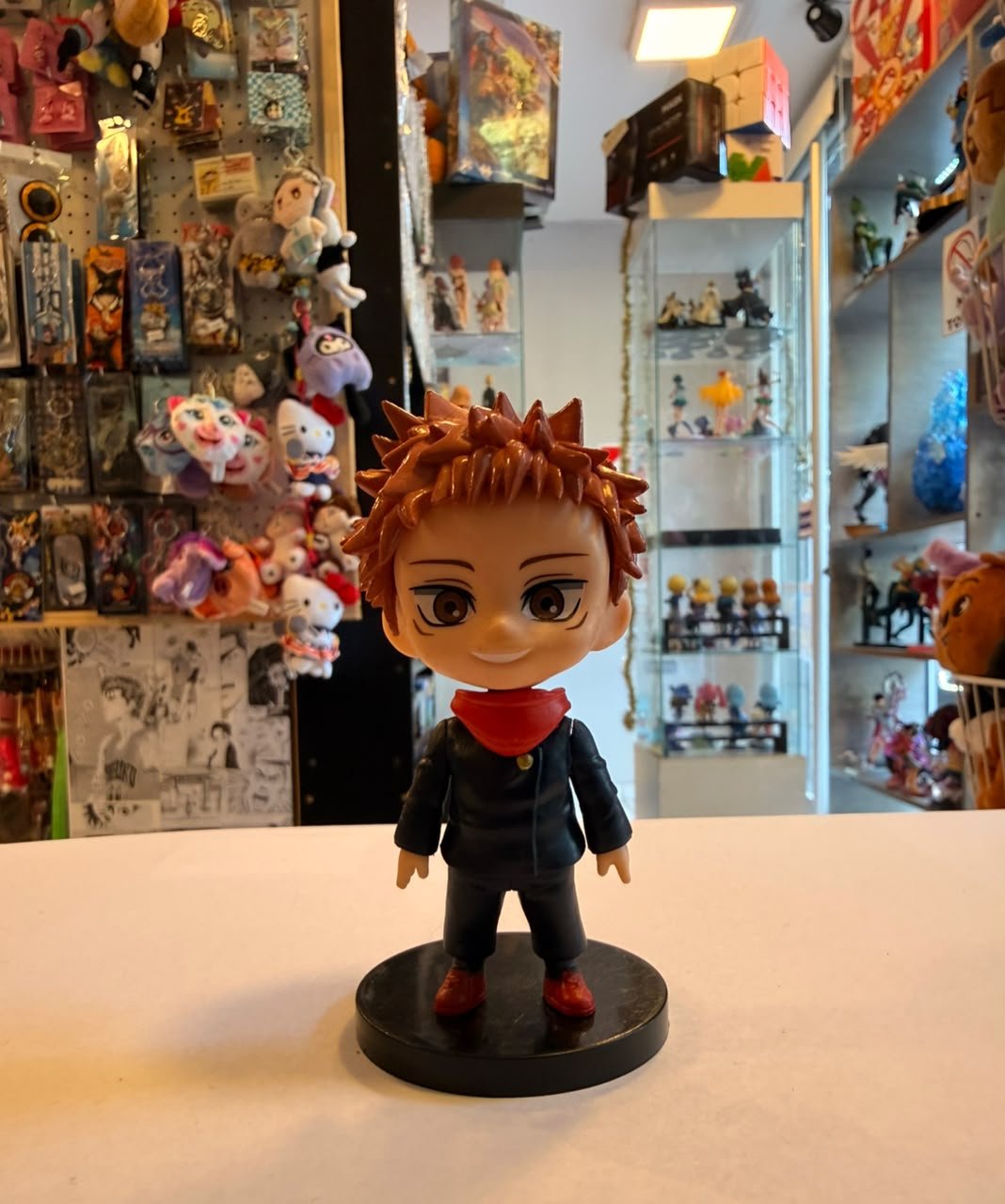 FIGURA CHIBI DE ITADORI CON SU UNIFORME ESCOLAR