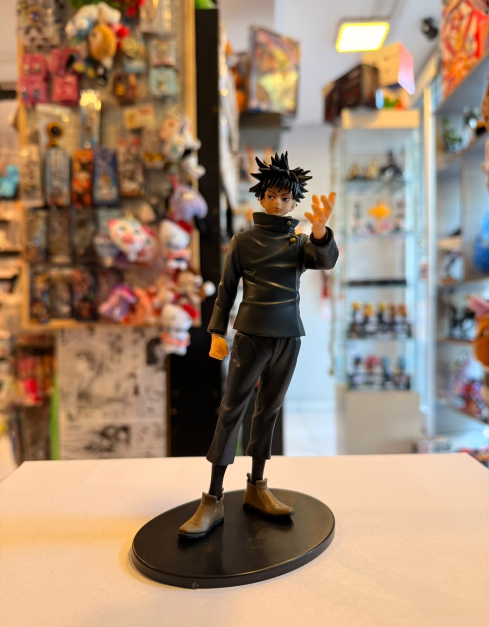 FIGURA DE MEGUMI CON UNA MANO EXTENDIDA
