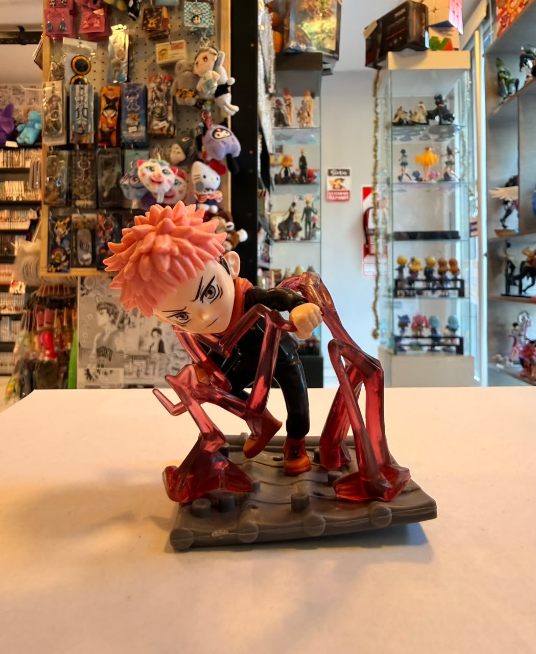 FIGURA DIORAMA DE ITADORI CON EFECTO DE ENERGIA ROJO TRANSLUCIDO