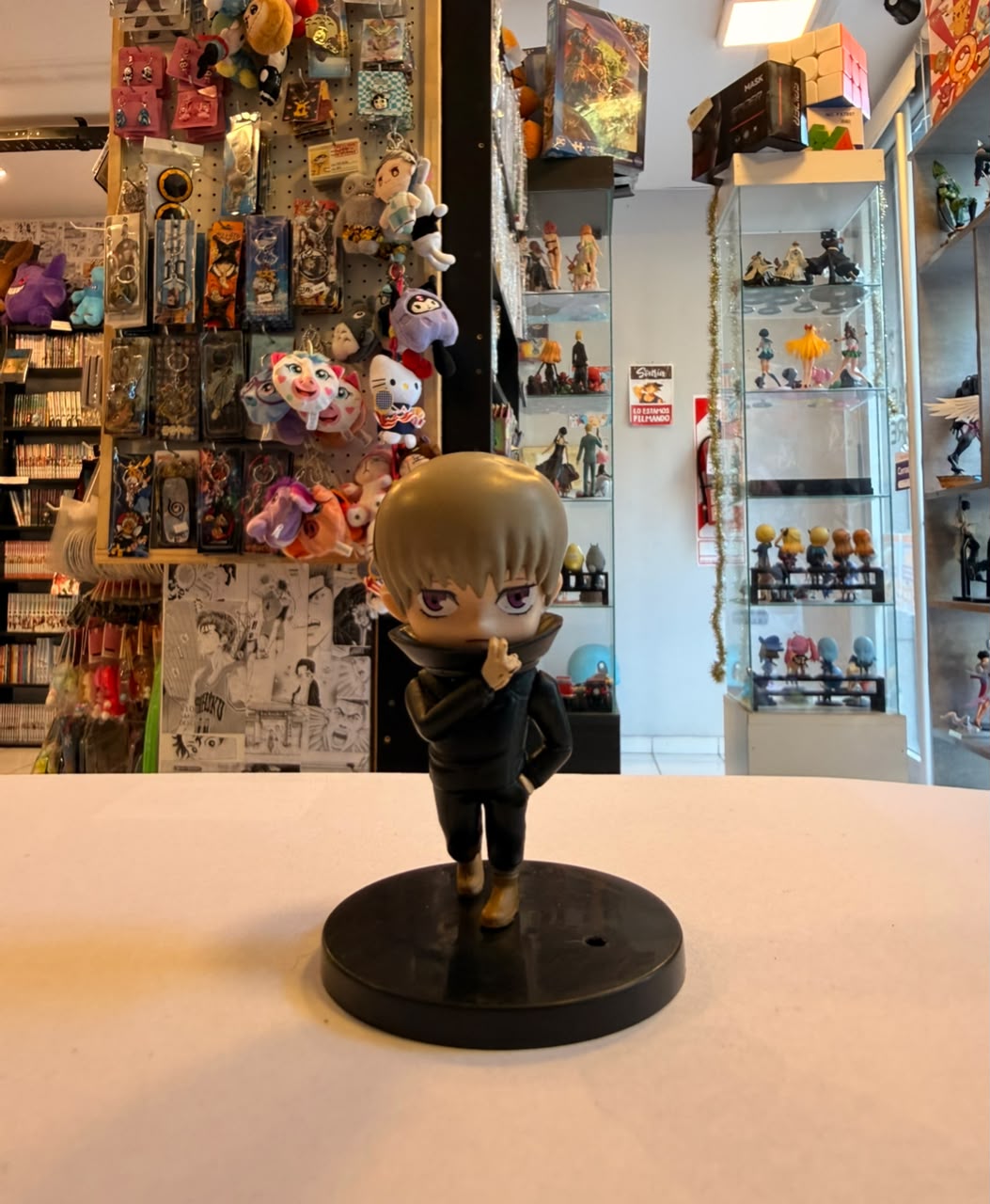 FIGURA GASHAPON DE TOGE CON UNIFORME OSCURO CON CUELLO ALTO