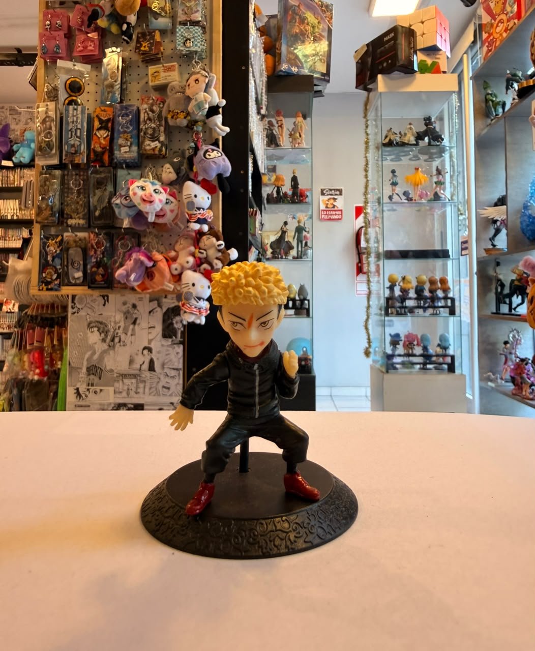 FIGURA GASHAPON DE ITADORI EN POSE DE COMBATE