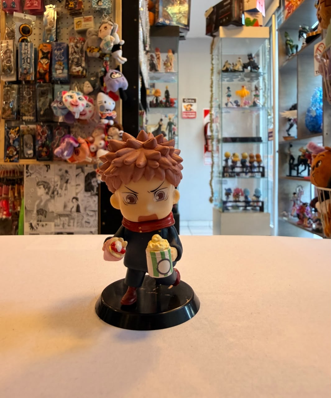 FIGURA CHIBI DE ITADORI SOSTENIENDO BOCADILLO Y BEBIDA