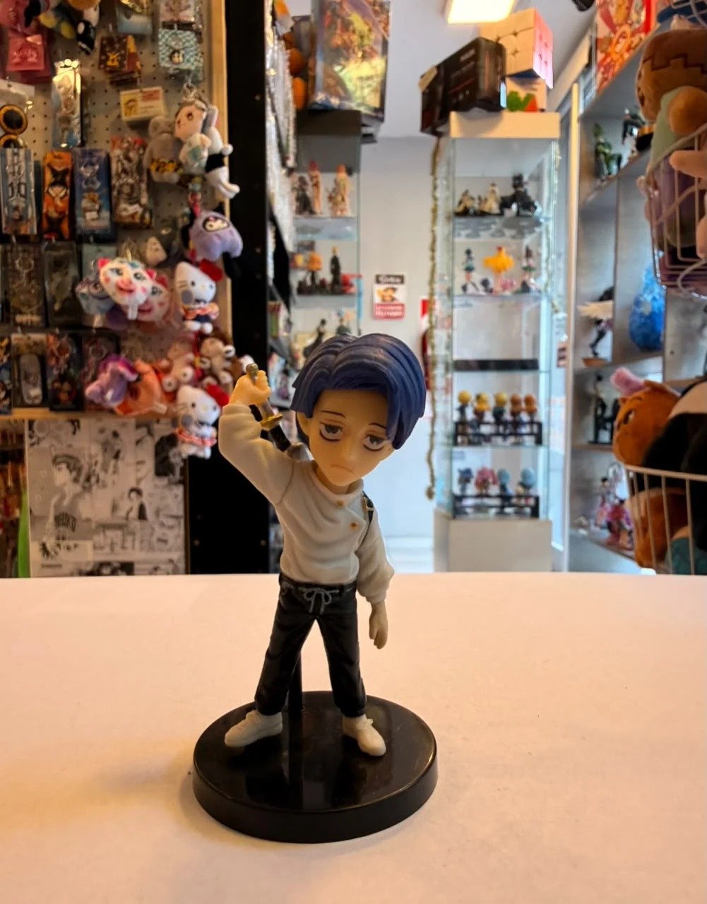 FIGURA CHIBI DE YUTA SOSTENIENDO ESPADA KATANA