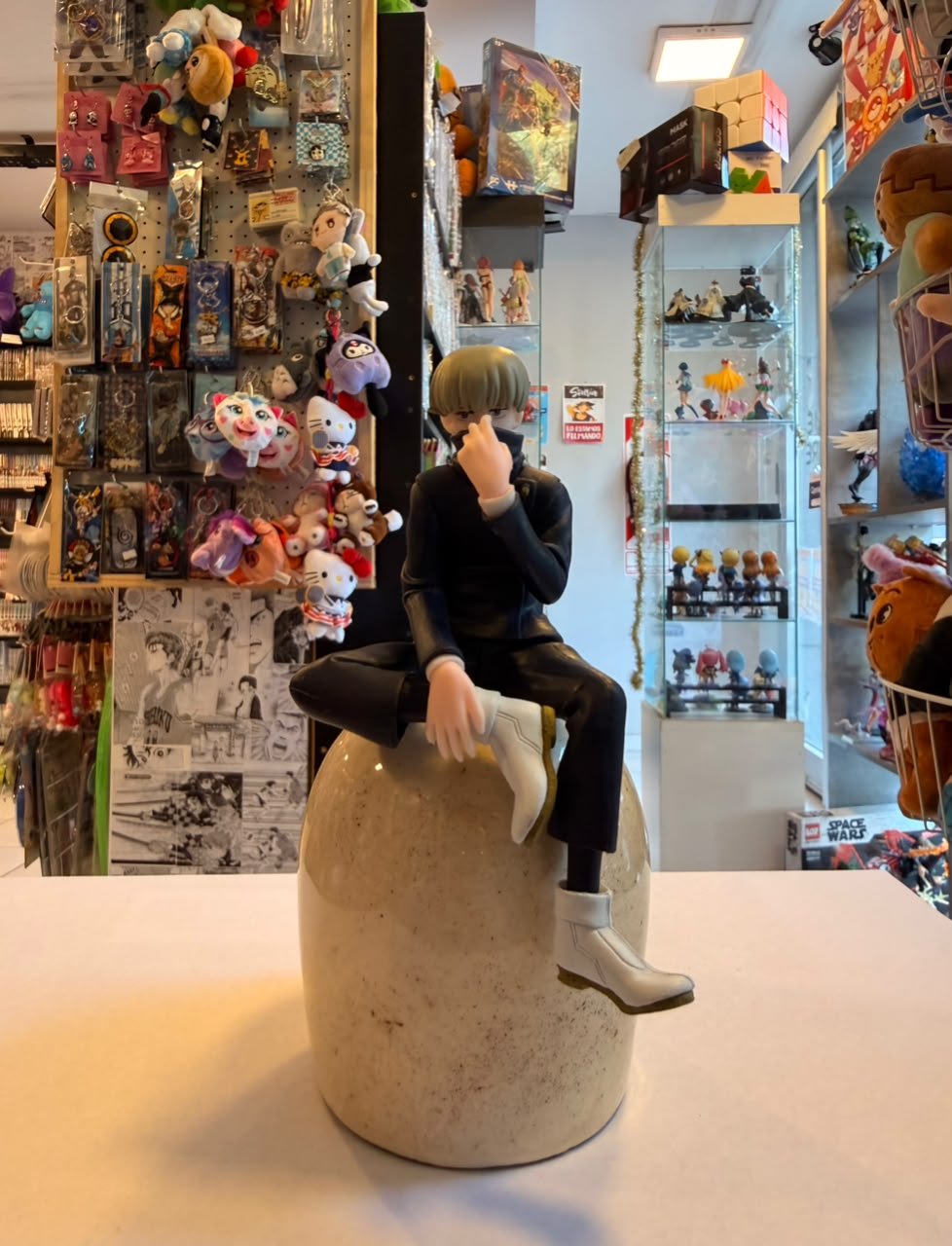 FIGURA DE TOGE SENTADO CON SU UNIFORME