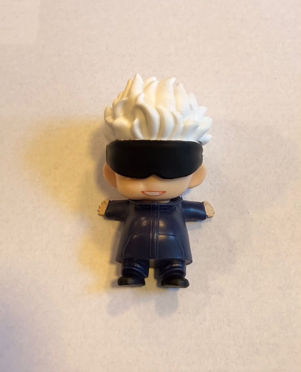 FIGURA GASHAPON DE GOJO ACOSTADO
