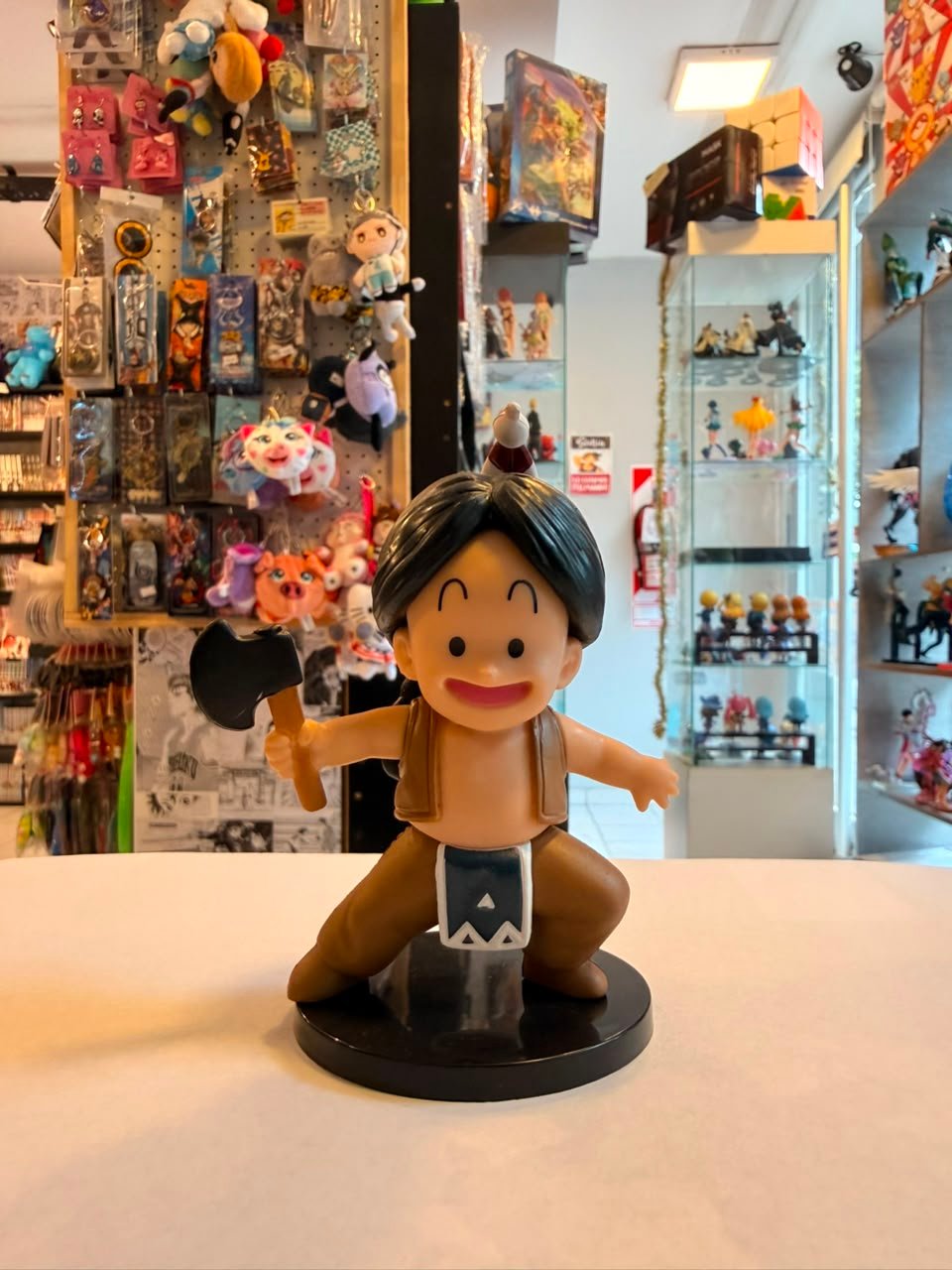FIGURA CHIBI DE UPA CON VESTIMENTA TRADICIONAL Y HACHA
