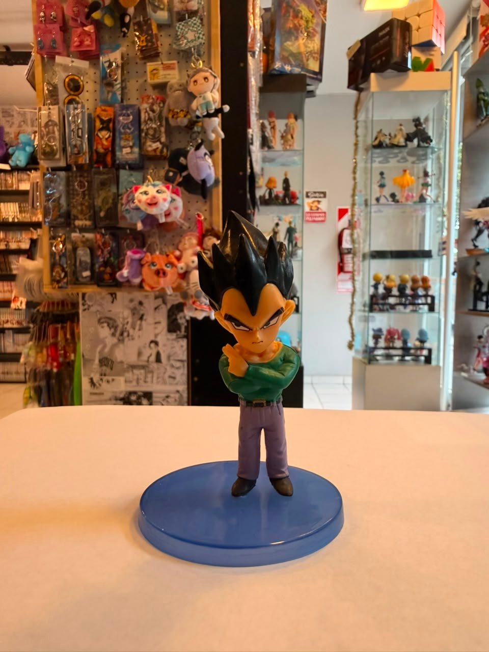 FIGURA GASHAPON DE VEGETA CON ROPA CASUAL