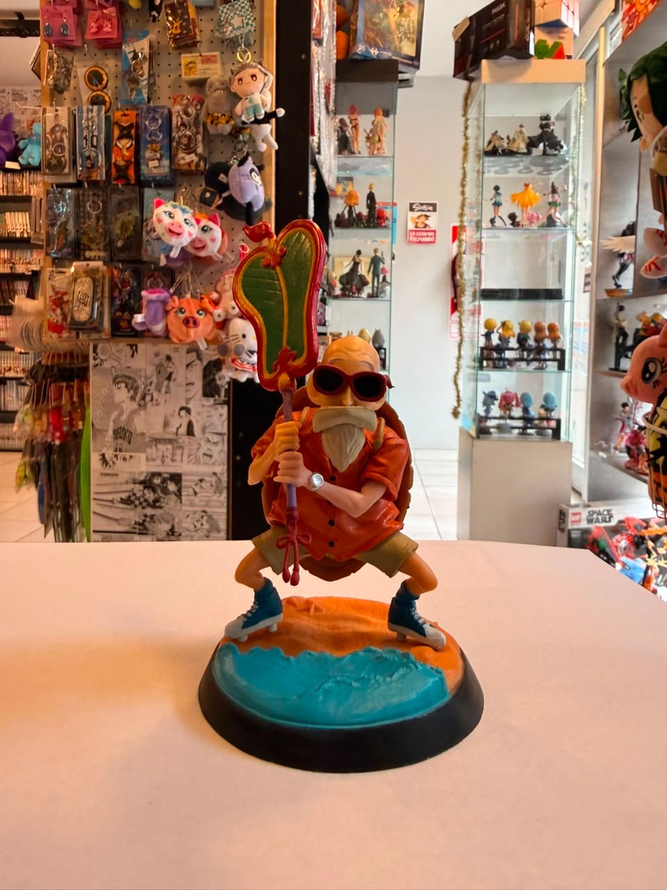 FIGURA DE MAESTRO ROSHI CON GAFAS Y SOSTENIENDO ABANICO