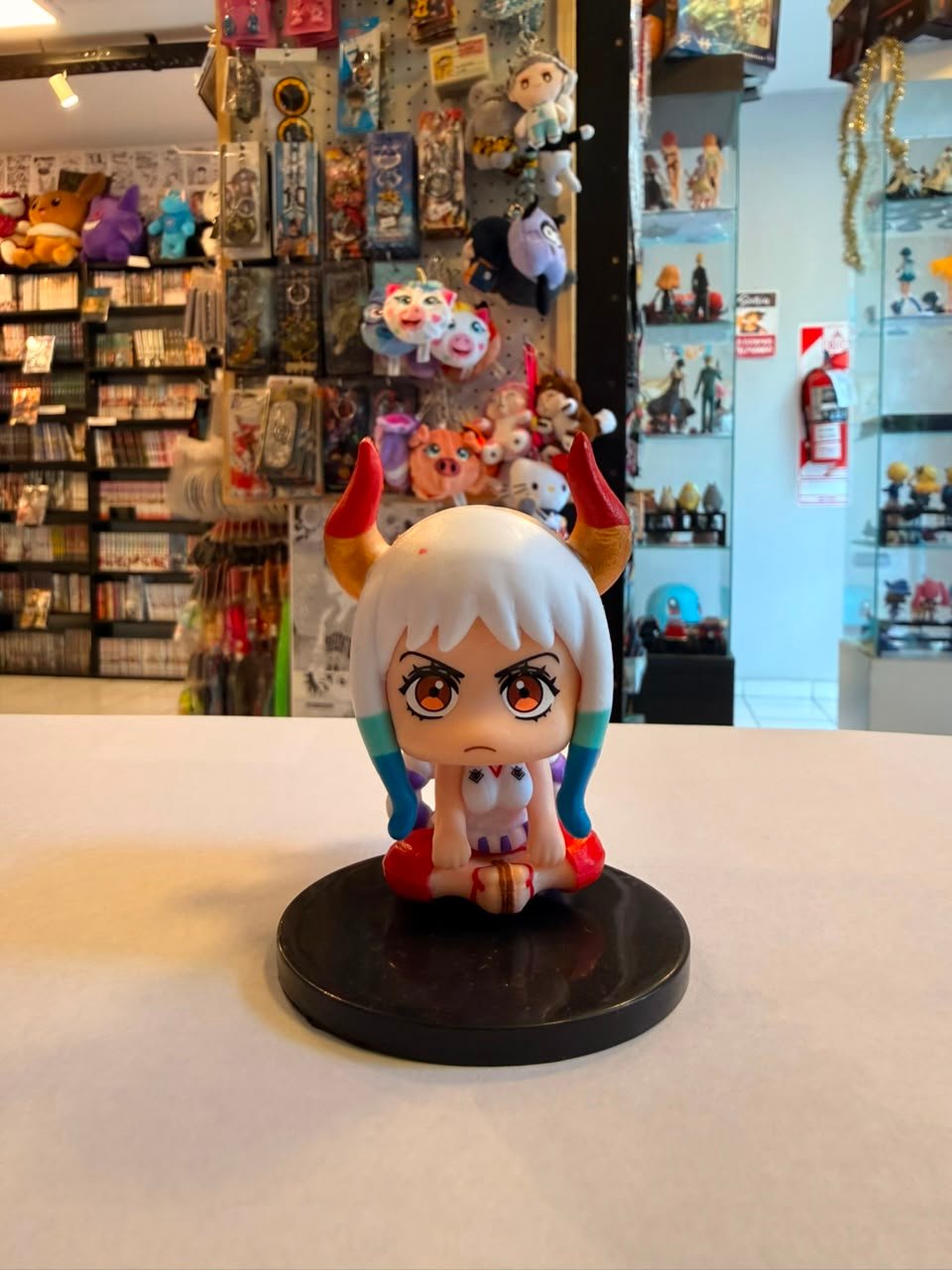 FIGURA GASHAPON DE YAMATO SENTADA
