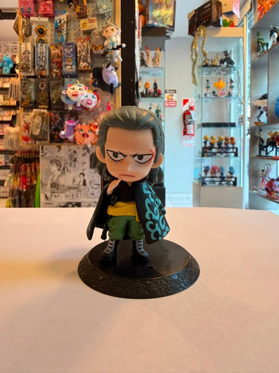 FIGURA CHIBI DE BENN BECKMAN CON CIGARRILLO Y CAPA